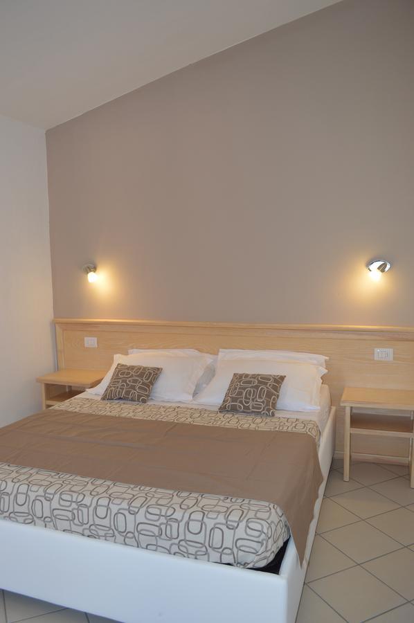 Guest Rooms Affittacamere San Teodoro  Eksteriør billede