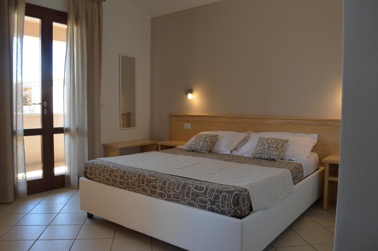 Guest Rooms Affittacamere San Teodoro  Eksteriør billede