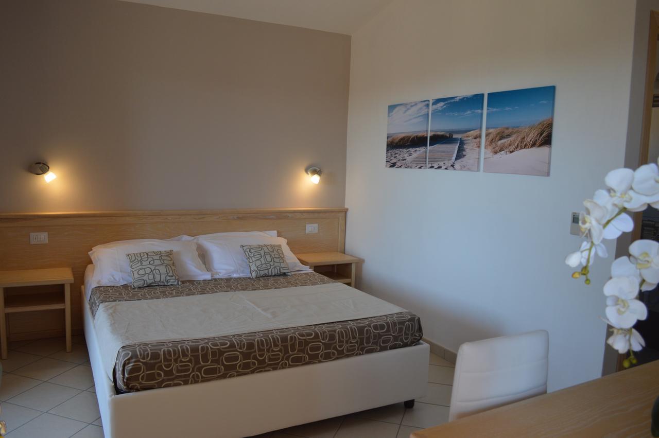 Guest Rooms Affittacamere San Teodoro  Eksteriør billede