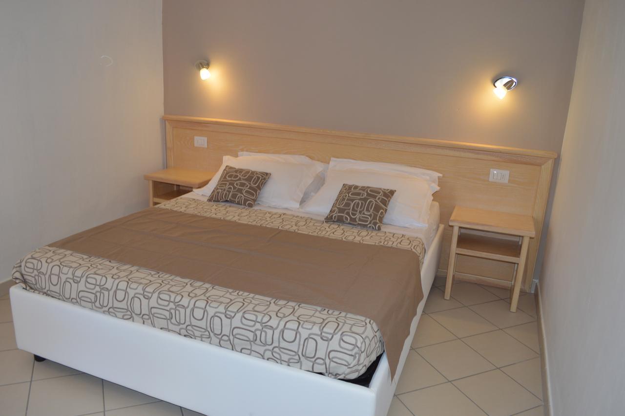Guest Rooms Affittacamere San Teodoro  Eksteriør billede