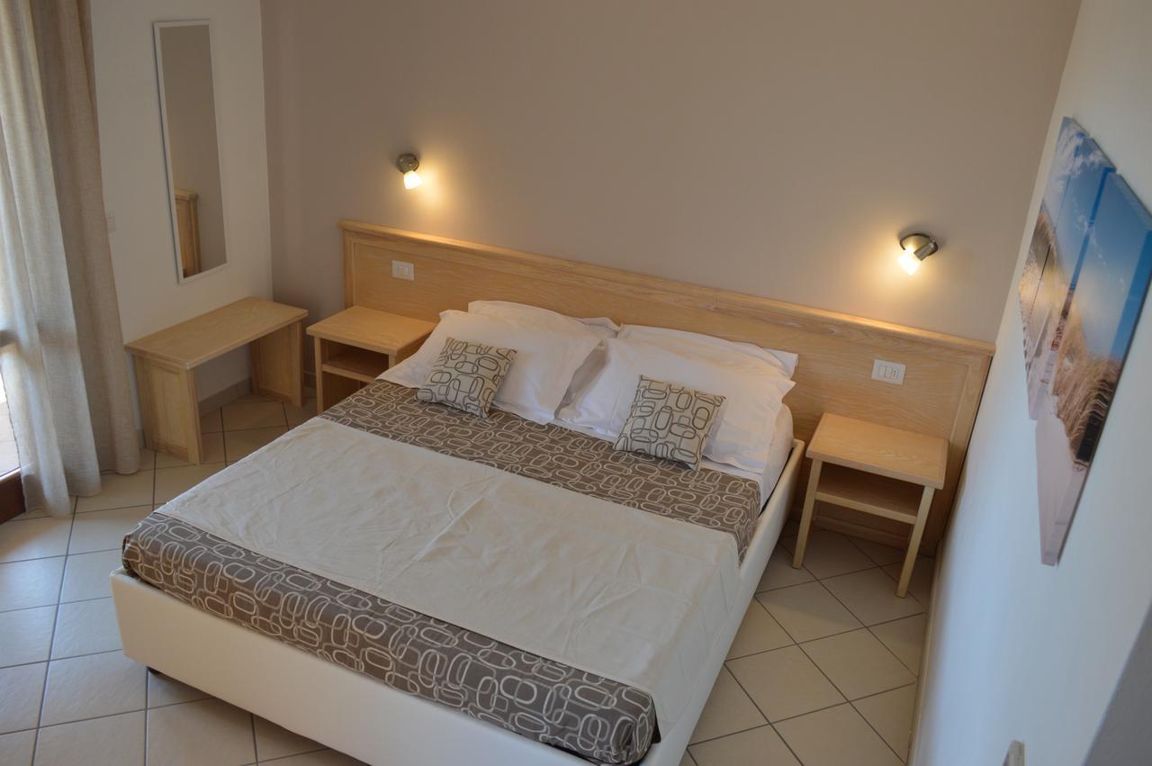 Guest Rooms Affittacamere San Teodoro  Eksteriør billede