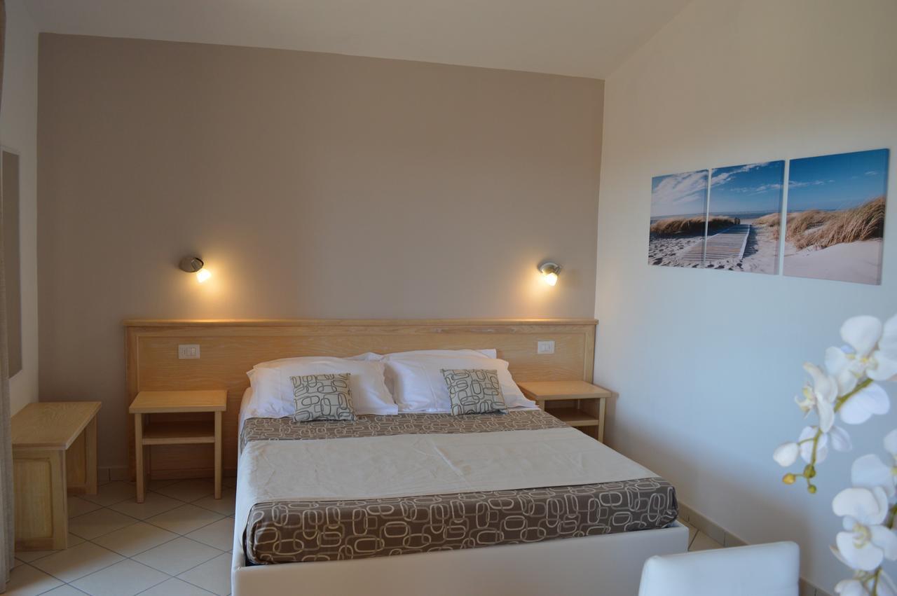 Guest Rooms Affittacamere San Teodoro  Eksteriør billede