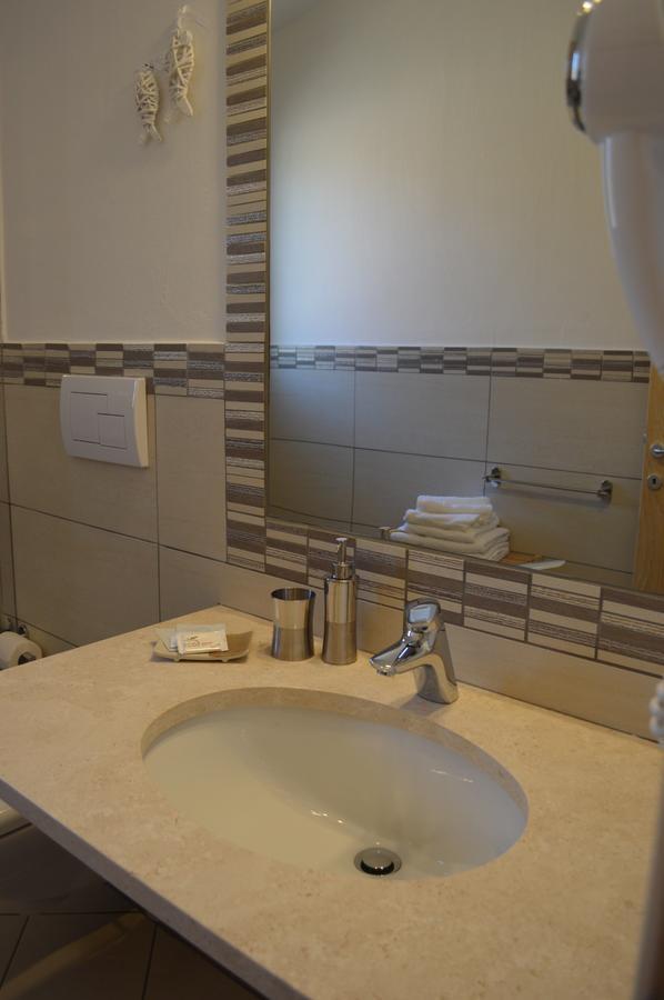 Guest Rooms Affittacamere San Teodoro  Eksteriør billede