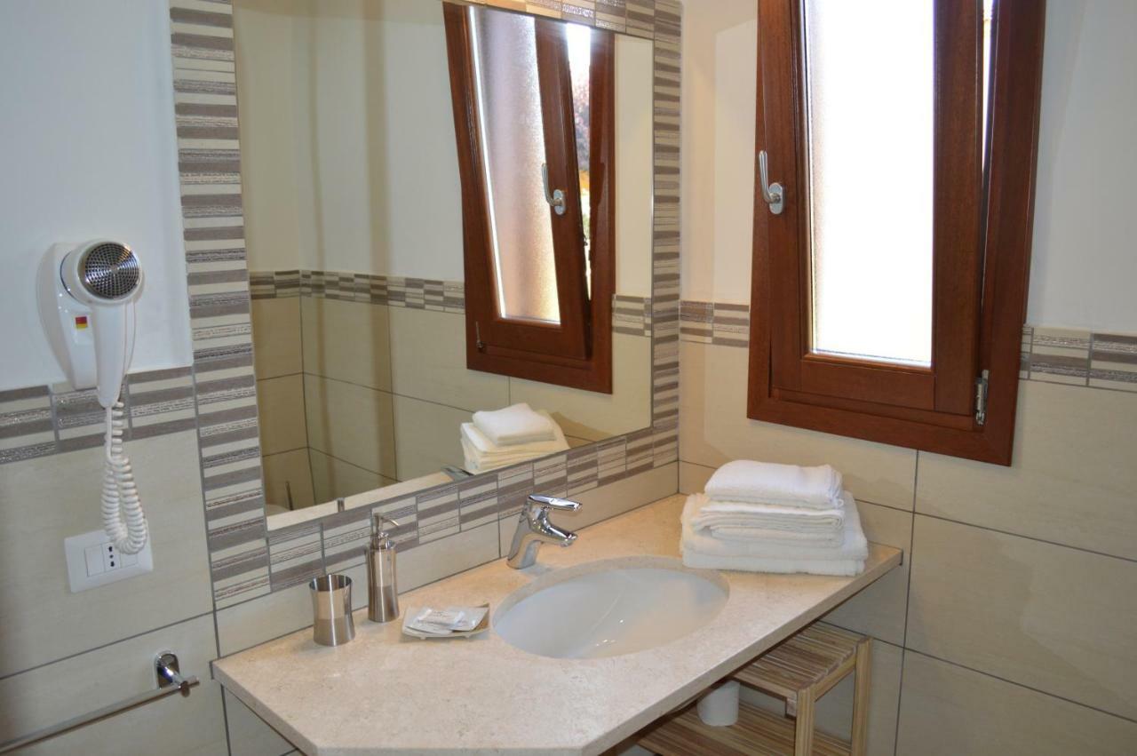 Guest Rooms Affittacamere San Teodoro  Eksteriør billede